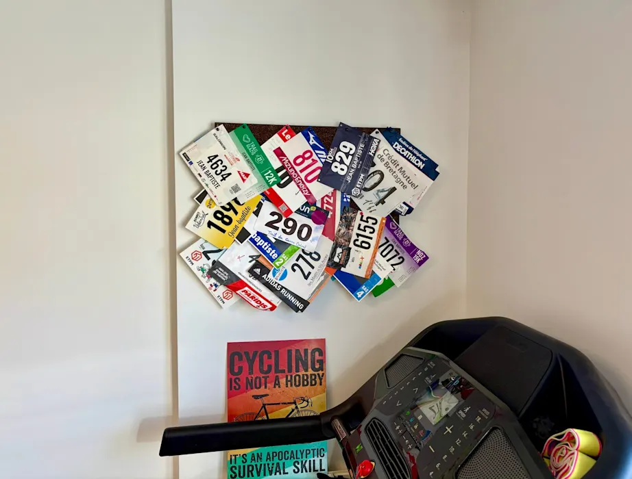 Mur de dossards de courses — cabinet orienté sport