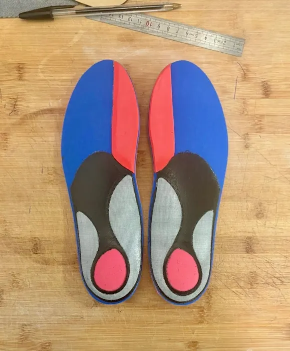 Paire de semelles orthopédiques sur mesure fabriquées au cabinet